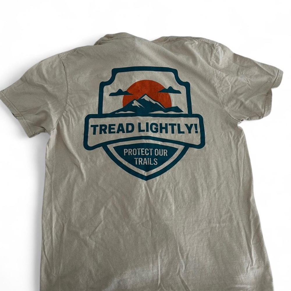 Men's Outdoors Tan Tread Lightly T-Shirt Size Medium